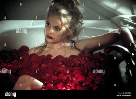 Mena Suvari Boobs Scene – American Beauty (1:53)